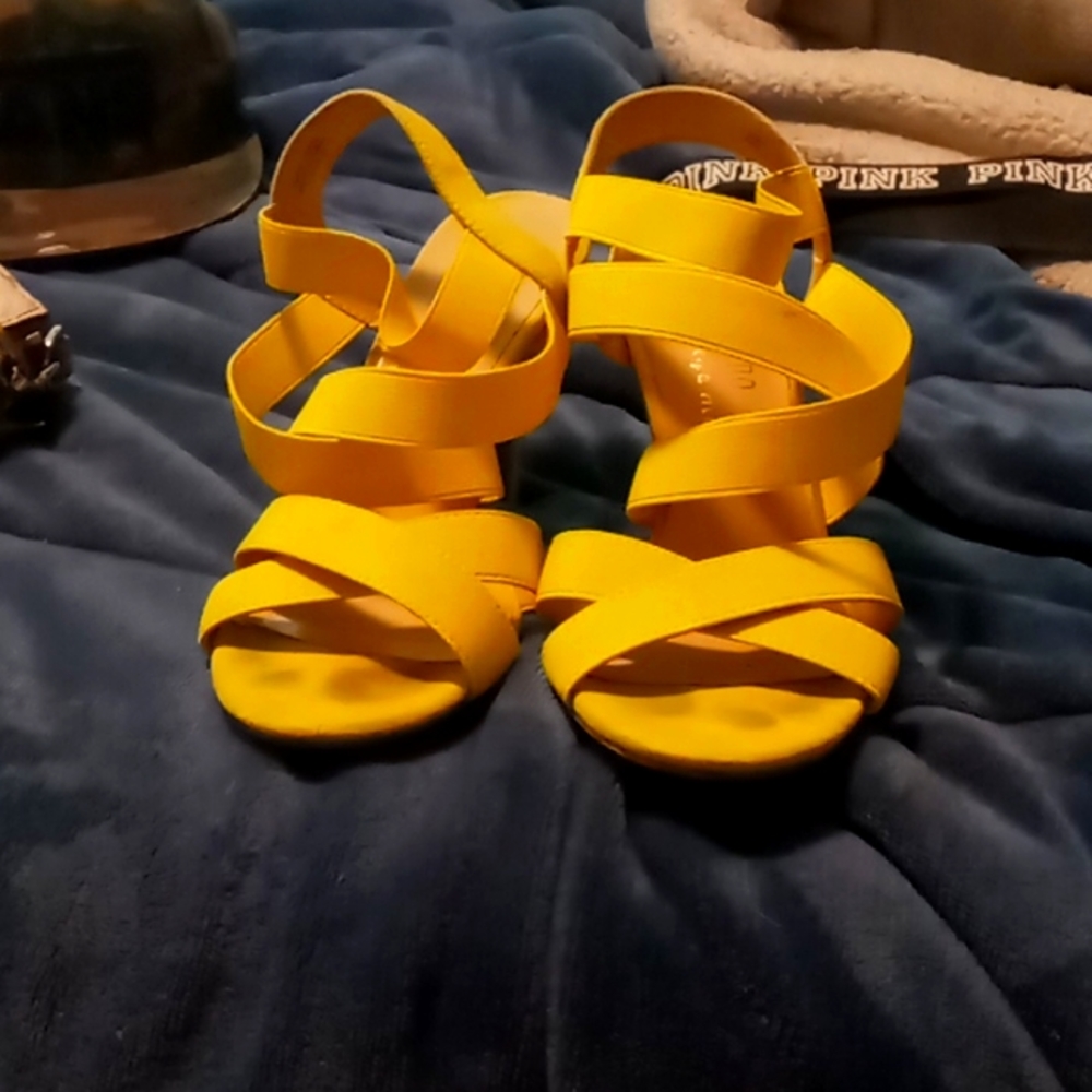 Yellow heels, 7M, Bettye Muller
